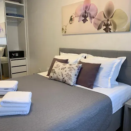 Kraljev Park Sa Parking Mestom