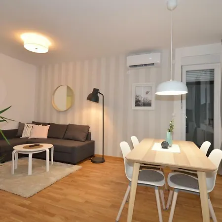 Kraljev Park Sa Parking Mestom *