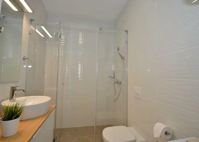 Kraljev Park Sa Parking Mestom *