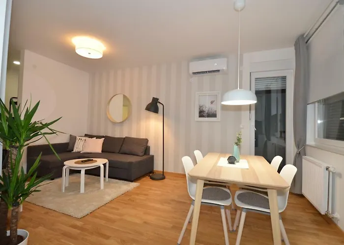 Kraljev Park Sa Parking Mestom *