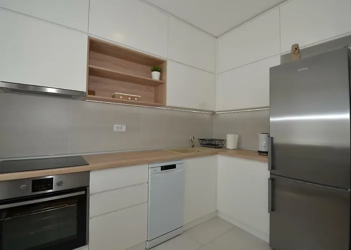 Kraljev Park Sa Parking Mestom