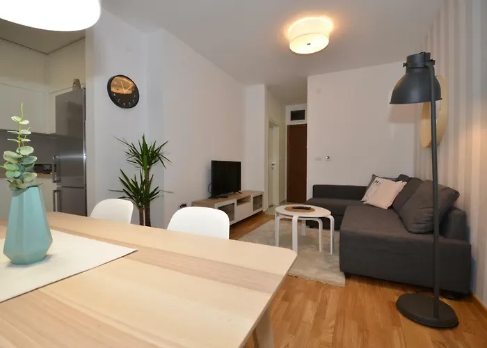 Kraljev Park Sa Parking Mestom *